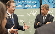 ABO Wind-Vorstand Dr. Karsten Schlageter, Bundeswirtschaftsminister Robert Habeck